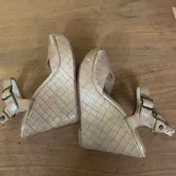 Frye Corrina Woven Leather Wedge Sandals 8 - Picture 9 of 12